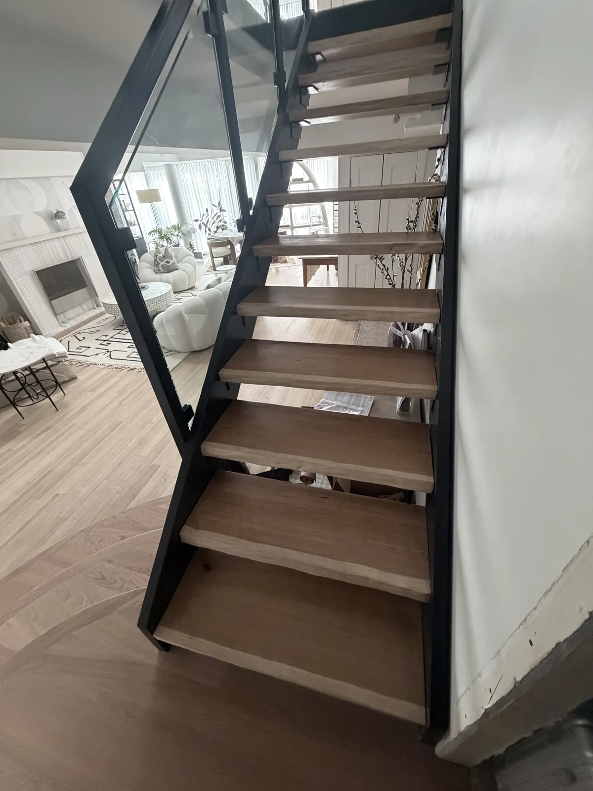 Open-riser staircase with glass railing